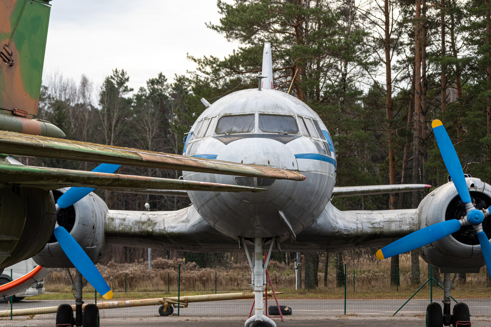 Авиационные техники ил-14 на морозе. Музей летной техники в Ульяновске.
