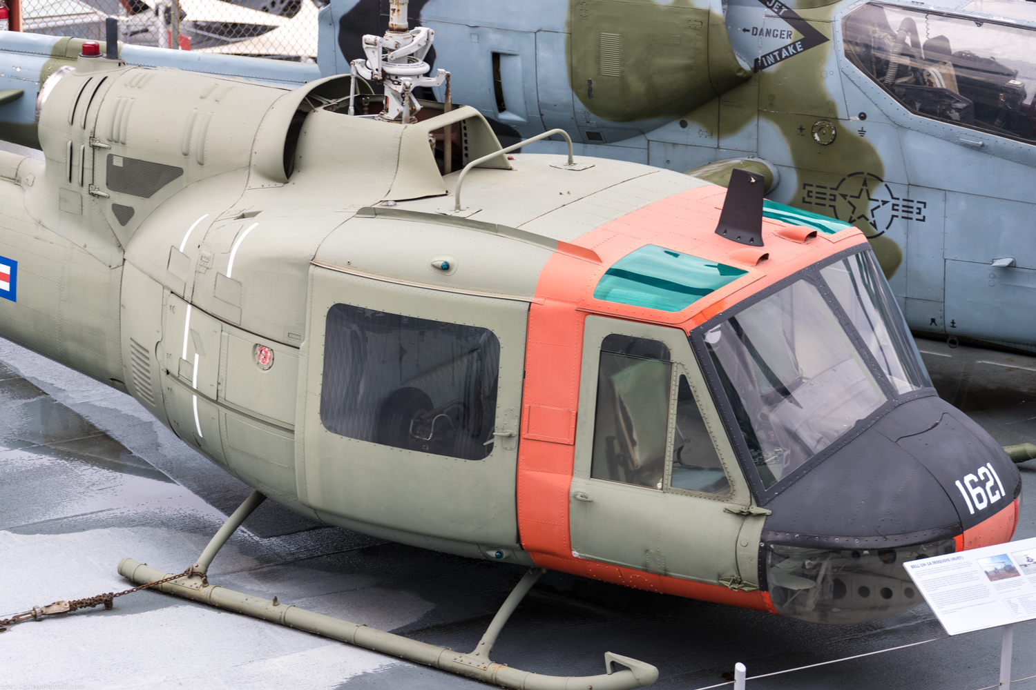 Intrepid sea air & space museum: многоцелевой вертолет Bell UH-1A Iroquois.